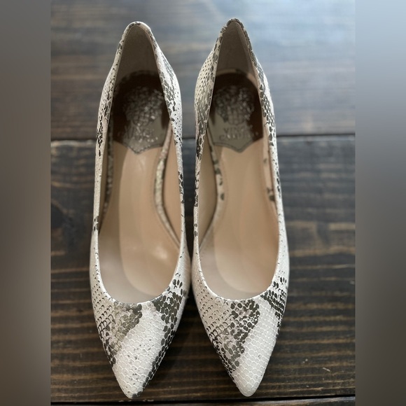 VINCE CAMUTO Naureen Women's Kitten Heel Pumps Metallic Taupe Snake Sz 8M - Picture 1 of 6
